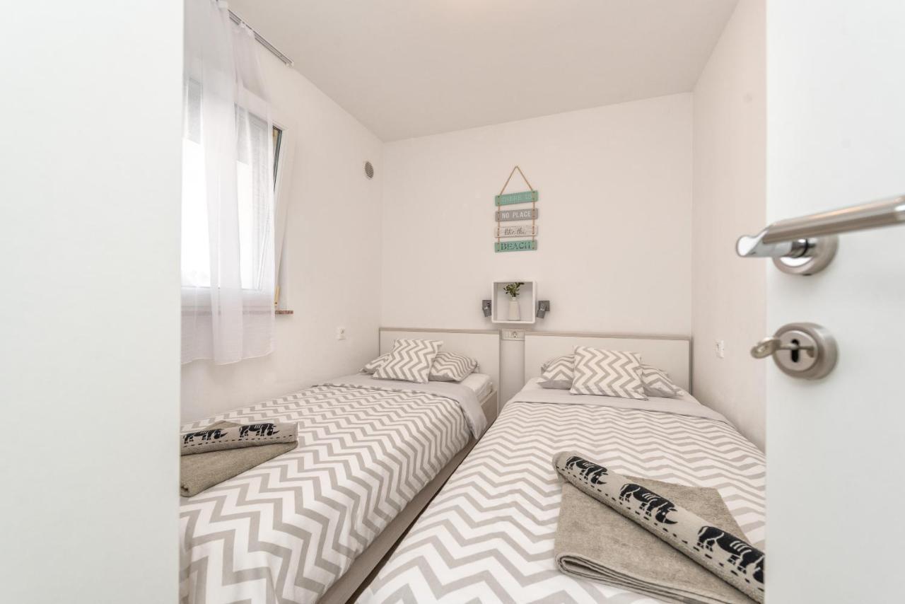 Apartment Tema Vir Exterior photo
