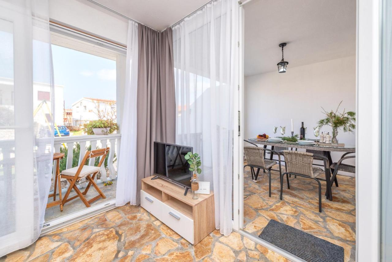 Apartment Tema Vir Exterior photo